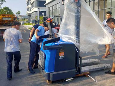 科力電動堆高車進行裝卸、堆高、堆垛和短距離運輸作業(yè)